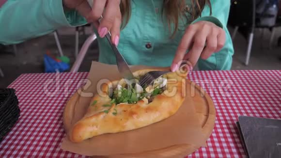 在餐厅的特写镜头中用一把刀和一把叉子切视频的预览图