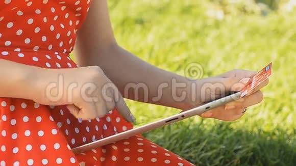 年轻女孩在平板电脑上工作视频的预览图