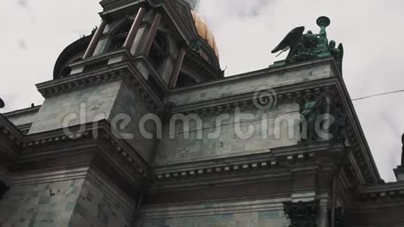 圣艾萨克大教堂圣艾萨克广场温暖的一天视频的预览图