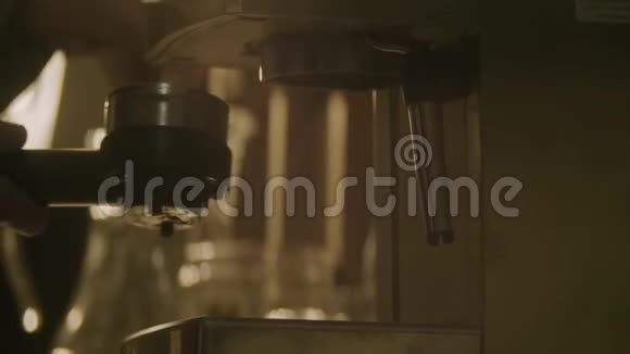 咖啡师在咖啡吧台里做两杯咖啡为咖啡机准备一个分配器慢镜头视频的预览图