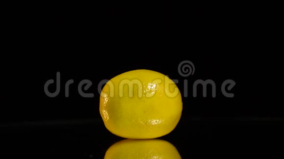 展示桌上的黄色多汁的柠檬视频的预览图