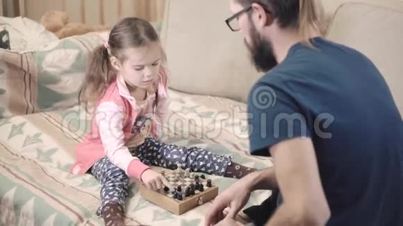 小女孩学会下棋视频的预览图