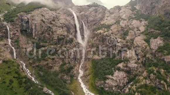 4k高加索岩山瀑布空中行动视频的预览图