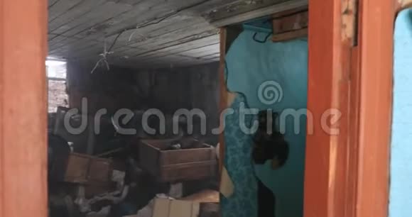 在一座废弃的废弃烟屋里从第一个人手中拿着相机移动视频的预览图