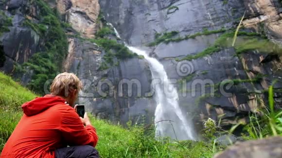 一个年轻人拍摄印度乔吉尼瀑布的慢镜头视频的预览图
