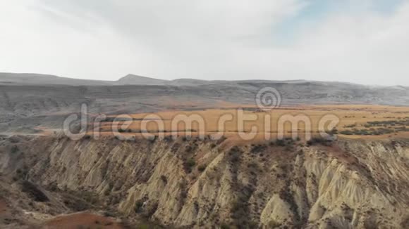 山中沙质陡峭的峡谷4K史诗无人机飞行高加索山脉和山谷美景格鲁吉亚自然视频的预览图