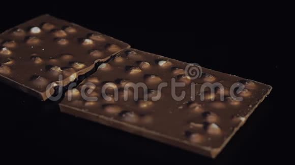 黑巧克力块与坚果细节缓慢的特写窗格巧克力棒的透视图视频的预览图