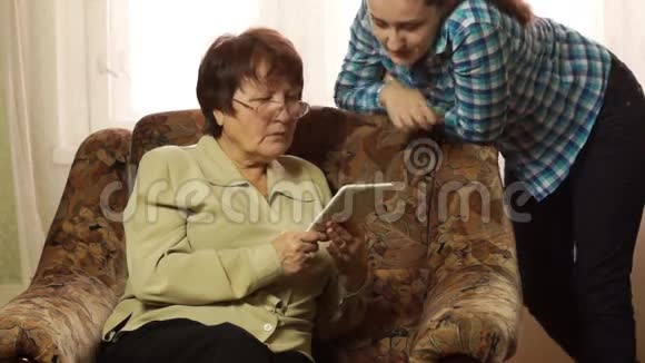 女孩和坐在椅子上的女人说话视频的预览图