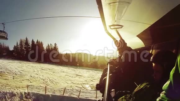 在冬季度假胜地小滑雪者和滑雪者乘滑雪电梯上去视频的预览图