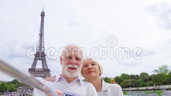 埃菲尔铁塔附近的老夫妇在自拍在欧洲旅游退休后积极的现代生活视频的预览图