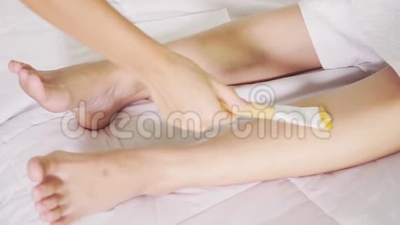 美容师在沙龙给女人的腿打蜡视频的预览图