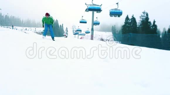滑雪者走下坡路经过躺在雪地里的照相机视频的预览图
