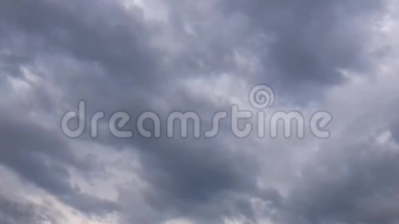 暴风雨的时间流逝很快乌云背景下是阴天视频的预览图