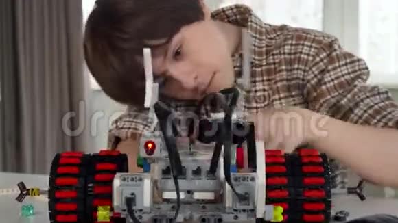小男孩用玩具车展示他的拇指视频的预览图