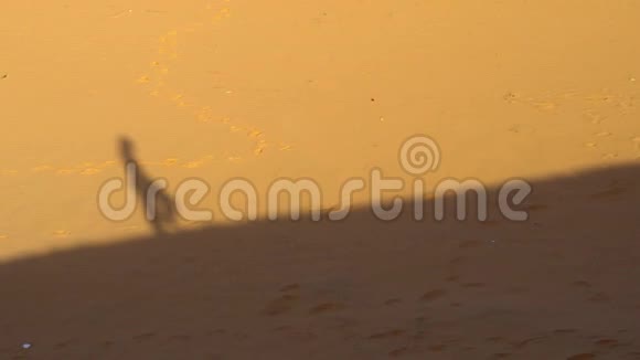 在红色沙漠中行走的人的影子视频的预览图