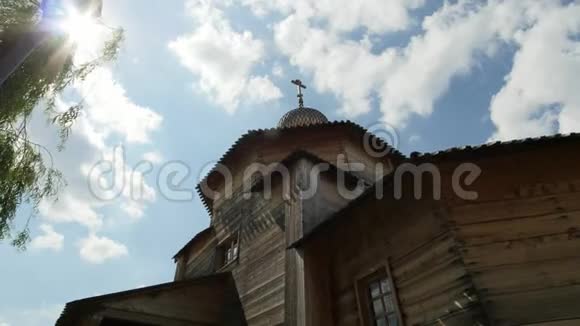 在阳光明媚的日子里教堂的穹顶和十字架滑块射击视频的预览图