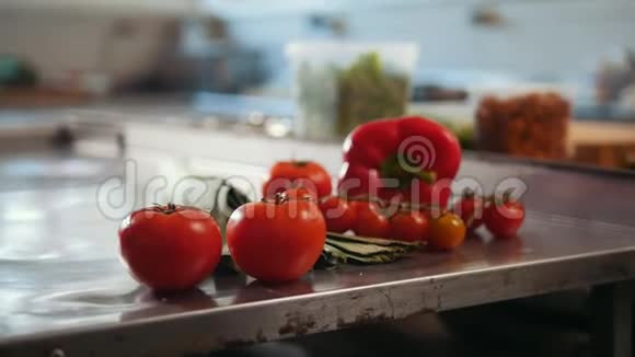 蔬菜西红柿辣椒韭菜躺在商业厨房的桌子上视频的预览图