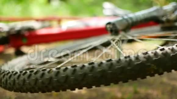 一辆翻倒的山地车的车轮自由旋转全高清视频视频的预览图