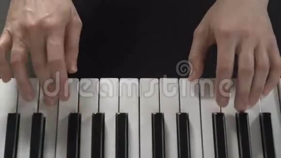 女人钢琴特写的键盘上视频的预览图