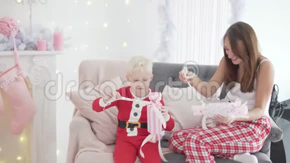 早上的圣诞节妈妈和儿子视频的预览图
