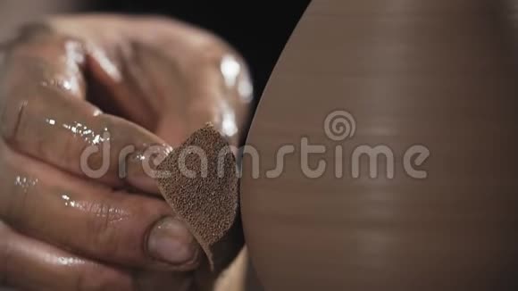 双手轻轻地特写用粘土制作成形状的手工制品波特创造产品视频的预览图