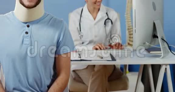 病人在镜头前微笑而女性理疗师则在后台工作视频的预览图