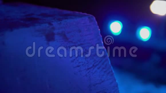 夜晚蓝色光线中的冰雕关门视频的预览图