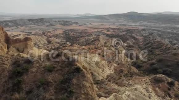 山中沙质陡峭的峡谷4K史诗无人机飞行高加索山脉和山谷美景格鲁吉亚自然视频的预览图