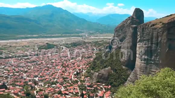 希腊在Meteora附近村庄的景色视频的预览图