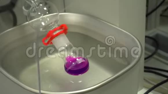现代液体有机化学科学的科学仪器和设备旋转瓶容器试管视频的预览图
