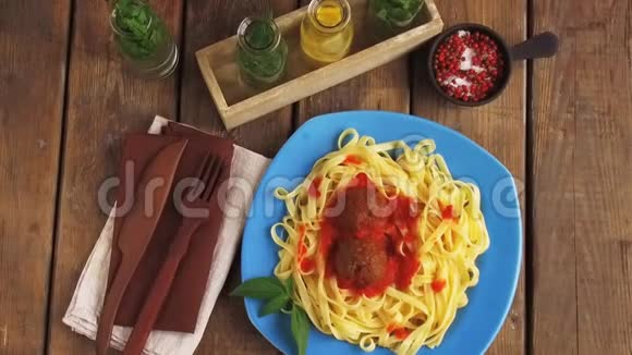 番茄酱和意大利面中的肉丸视频的预览图