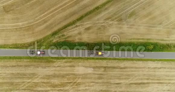 拖拉机通过道路的鸟瞰图农用拖拉机在田间工作视频的预览图