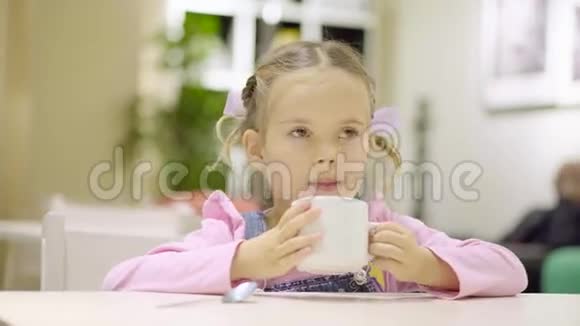 可爱的小女孩喝茶视频的预览图