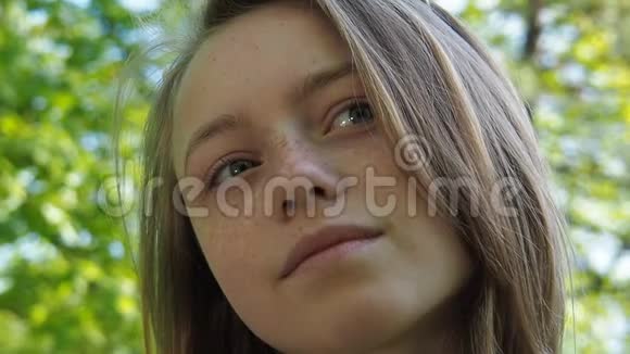 女孩悲伤的眼神一个十几岁女孩脸上的雀斑皱眉的脸特写青少年的情绪视频的预览图