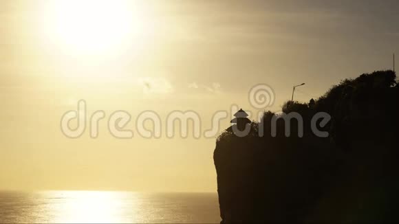 美丽的日落和乌卢瓦图寺的时光流逝视频的预览图