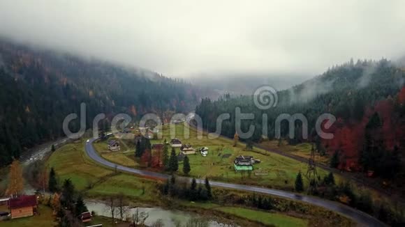 鸟瞰风景如画的山谷有村庄铁路公路和河流乌克兰视频的预览图