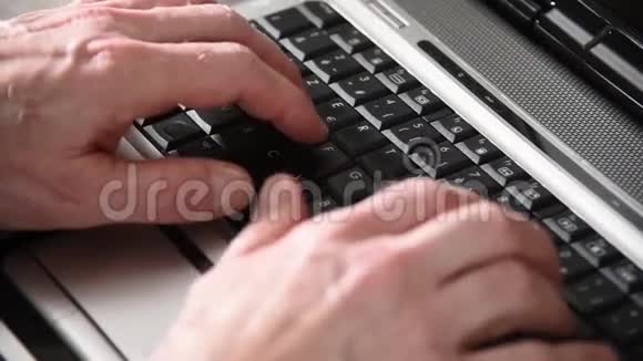 男人用手在键盘上打字特写视频的预览图