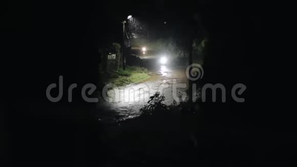 暴风夜间雷雨路上的灯摩托车经过视频的预览图
