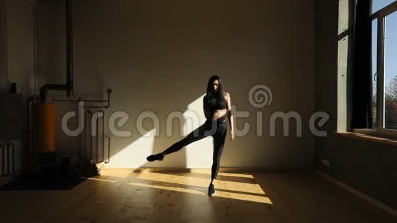 在健身室里一位迷人的女运动员抬起腿的水平视图视频的预览图