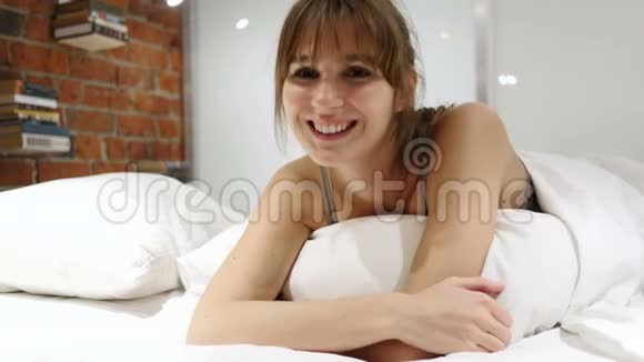 是的躺在床上的年轻女人摇头同意视频的预览图