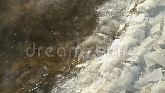 浮冰漂浮在岸边温暖的暗流视频的预览图