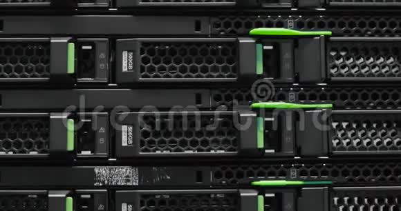 数据中心中的服务器机架集群超级电脑数据中心的网络服务器视频的预览图