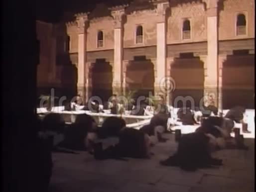 阿拉伯人在清真寺祈祷视频的预览图
