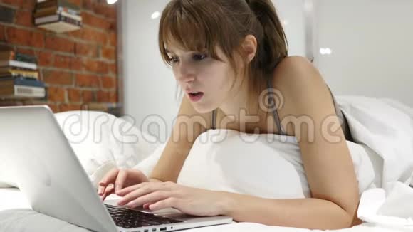 卧床不起的妇女在笔记本电脑上工作并应对损失视频的预览图