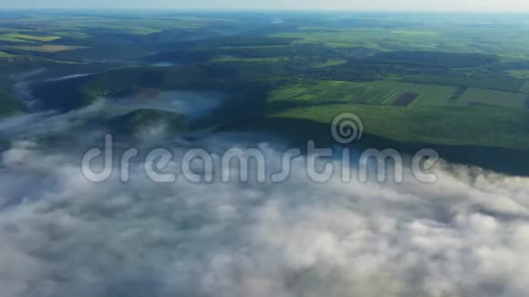 在云层上方的山上鸟瞰田野日出时鸟瞰雾在河上浓雾在河上视频的预览图