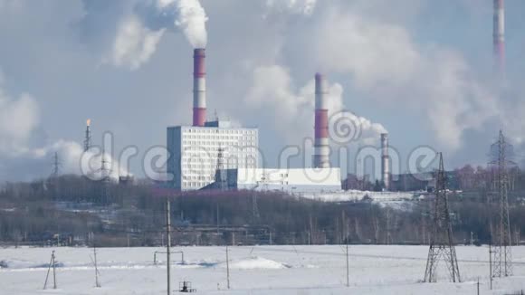 工业景观有吸烟管道和煤气火炬的工厂视频的预览图