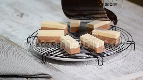 烤蛋糕上的巧克力糖霜现代法式摩丝蛋糕配巧克力镜面釉视频的预览图