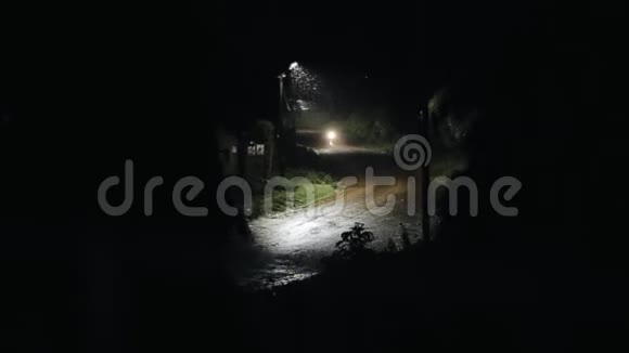 暴风雨的美丽景观夜间雷雨摩托车在路上经过视频的预览图