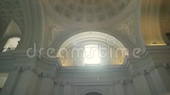 教堂穹顶下雄伟的景色视频的预览图