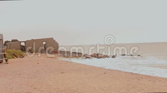 海洋上被遗弃的建筑物海浪撞击石头扰乱海景视频的预览图